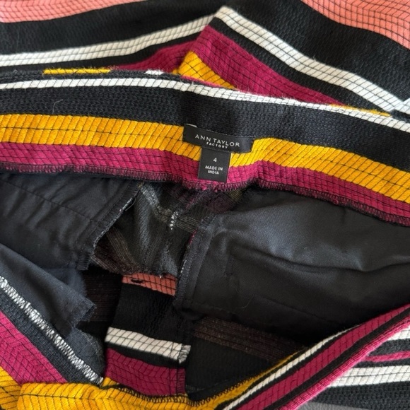 Ann Taylor Striped Shorts Size 4 Cute With Clasp and Button Stitched Fabric - Picture 3 of 4
